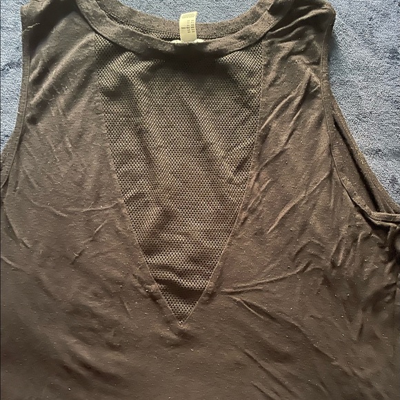 Mesh cut out V design tank top - Picture 2 of 3